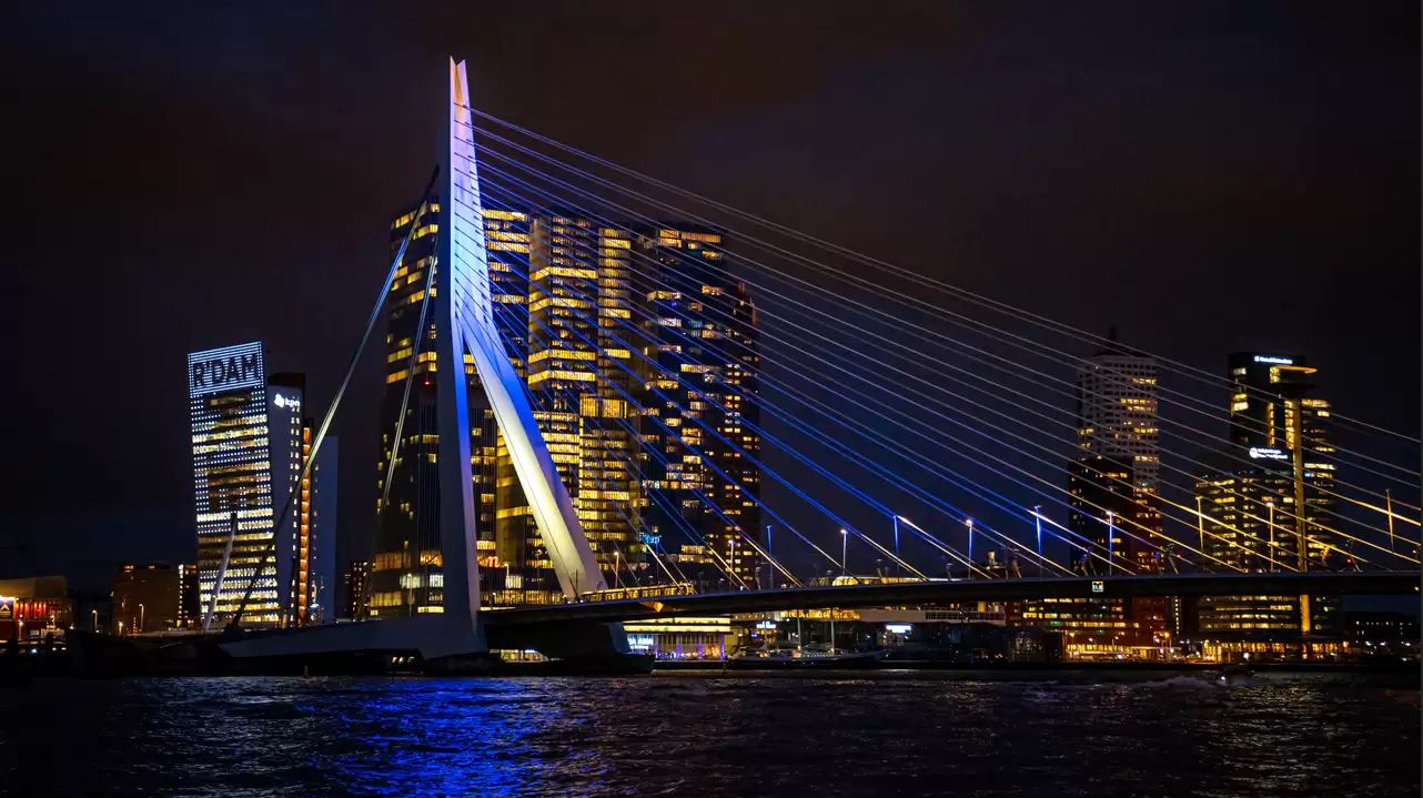 荷蘭鹿特丹伊拉斯謨橋。（圖／Twitter@DoRullings）